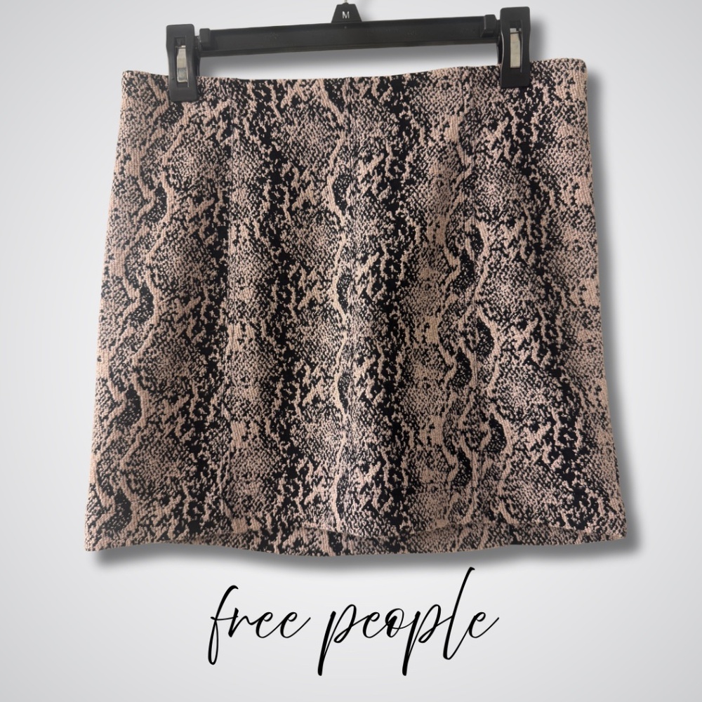 FREE PEOPLE Snake Print Mini Skirt - Size 8 🐍✨